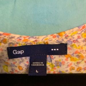 Gap pleasant blouse with flowers. Size L